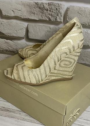 Продам женские туфли на танкетке. р 37,5. песочно -золотистые. сша.3 фото