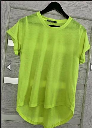 Яскрава стильна футболка boohoo