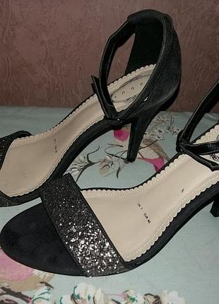 Очень красивые босоножки debut