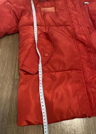 Красная куртка пуховик на синтепоне с капюшоном и белым мехом xs s m6 фото