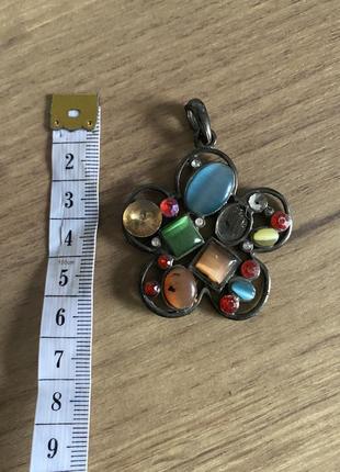 Большой массивный металлический кулон с разноцветными камнями у форме цветка