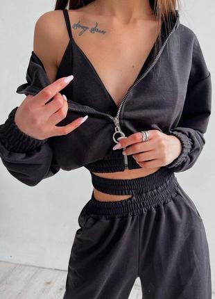 Жіночий чорний спортивний костюм трійка з вільними штанами, укороченою кофтою і топом з чашками