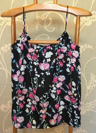 Дуже гарна і стильна брендовий блузка-маєчка в кольорах.