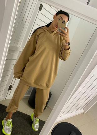 Стильный спортивный костюм