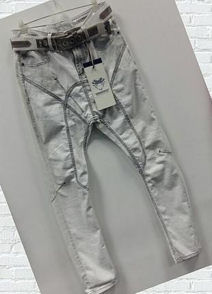 Джинсы с заниженной высотой сидения.