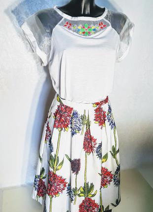 Клевая белая футболочка с прозрачными вставками и яркой отделкой стразами