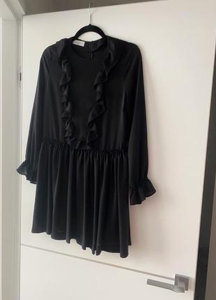 Черное платье с рюшами на рукавах