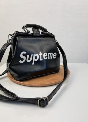 Сумочка у формі саквояжу із надписом supteme