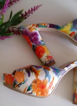 Шлёпанцы на каблуке  и платформе