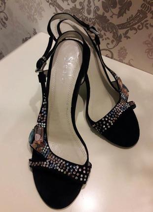 Красивые босоножки в камнях stoalos