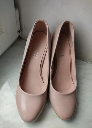 Бежевые туфли лаковые р. 36