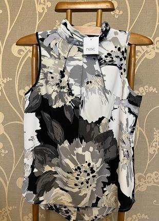 Дуже гарна і стильна брендовий блузка в кольорах.