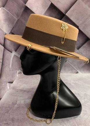 Шляпа канотье фетровая с цепью и пирсингом pin flower бежевая фетр шерсть (дефект)9 фото