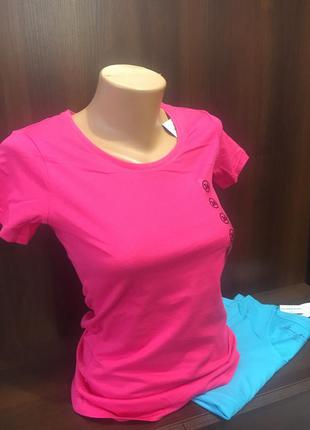 Яскрава футболка