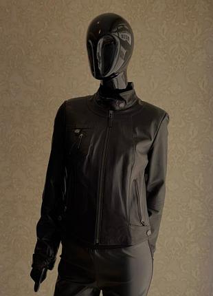 Шкіряна куртка на весну-осінь