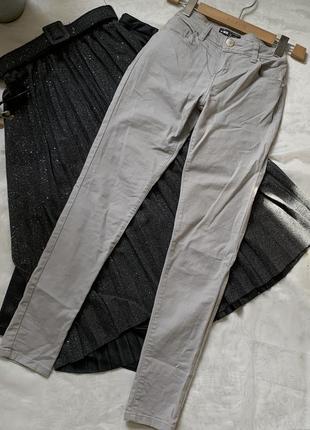Серые зауженные джинсы скини узкие брюки штаны средняя посадка