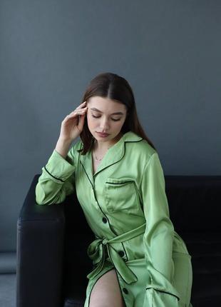 Шовковий зелений халат на гудзиках