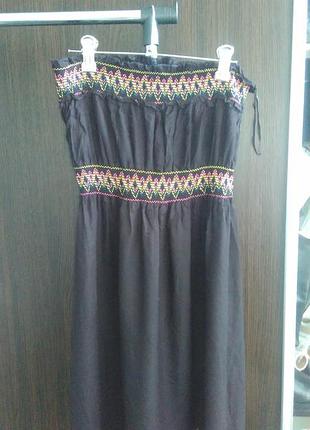 Платье с открытыми плечами mango с вышивка