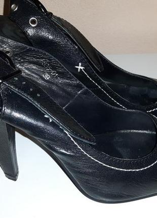 Стильні чорні туфлі, босоніжки із закритим носком2 фото