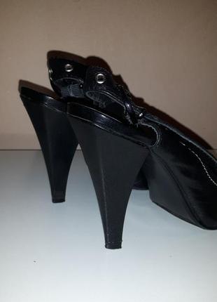 Стильні чорні туфлі, босоніжки із закритим носком4 фото