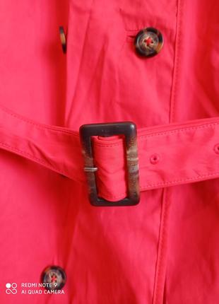 Женский красный двубортный плащ демисезонный с капюшоном поясом шлицевой rocha оригинал4 фото