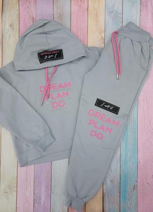 Спортивний трикотажний ,сірий костюм для дівчаток спринтом малинових написів р 134;146;152