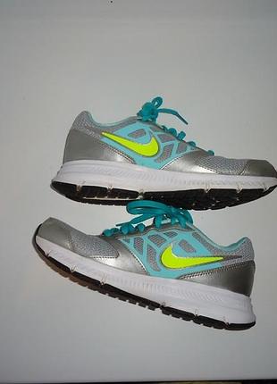 Суперские яркие кроссовки nike. оригинал. размер 35,5, стелька 23 см.