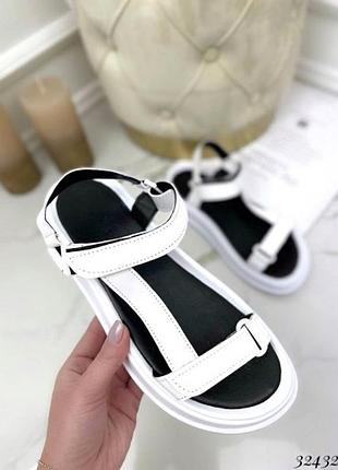 Легенькі шкіряні босоніжки на товстій підошві з липучками