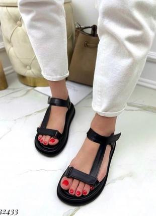 Легенькі шкіряні босоніжки на товстій підошві з липучками