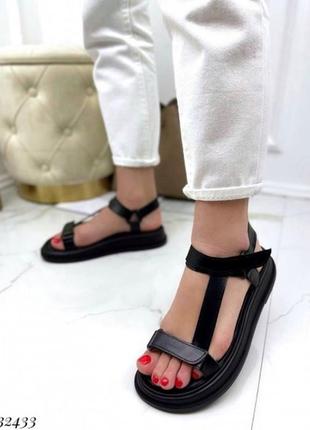 Легенькі шкіряні босоніжки на товстій підошві з липучками