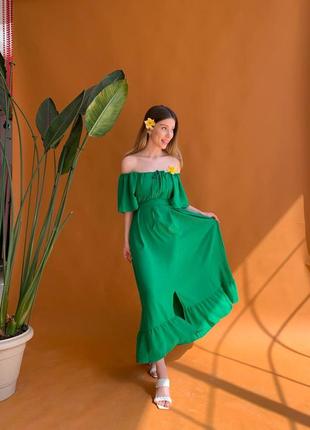 Зеленое платье можно с открытыми плечами10 фото