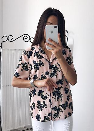 Очень красивая и стильная брендовая блузка в цветах.