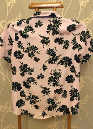 Очень красивая и стильная брендовая блузка в цветах.3 фото