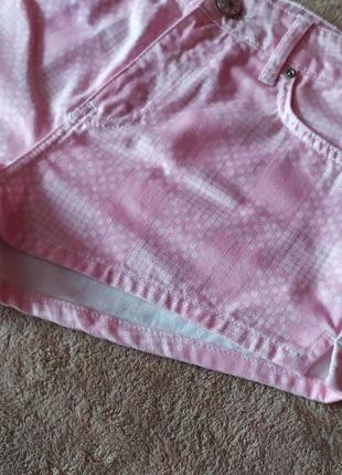 Нежно розовые джинсовые короткие шорты в белый орнамент высокая талия разрези по бокам5 фото