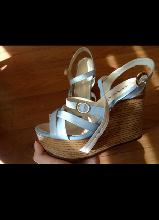 Кожанные голубые босоножки новые на танкетке