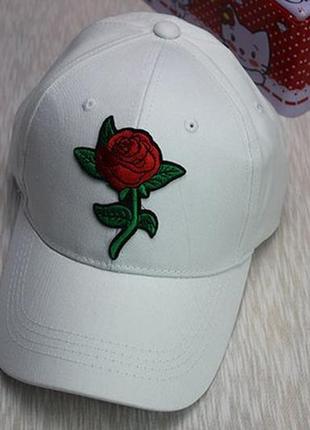 Жіноча кепка біла з червоною трояндою
