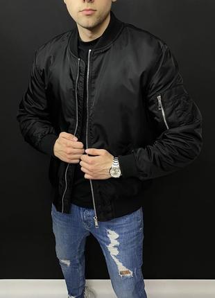 Солідний брутальний бомбер