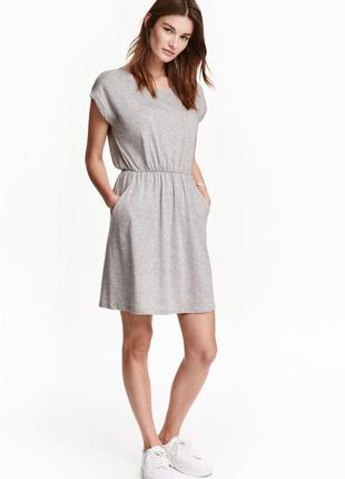 Серое трикотажное платье