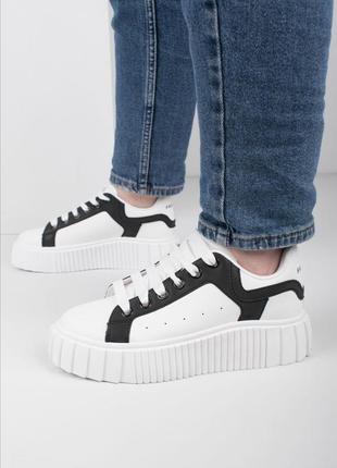 Жіночі кросівки