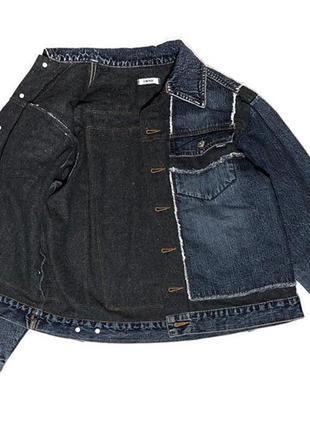 Дуже крута джинсова курточка з логотипом бренду на спині10 фото
