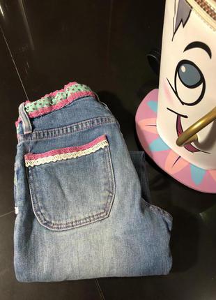 Очень удобные мягкие джинсы с нашивками сердечками3 фото