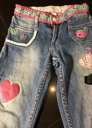 Очень удобные мягкие джинсы с нашивками сердечками5 фото