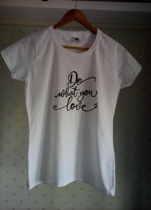 Белая футболка с надписью-вышивкой черного цвета "do what you love"!3 фото