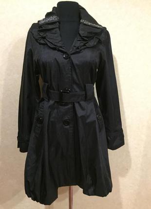 Стильний чорний плащ . італія.