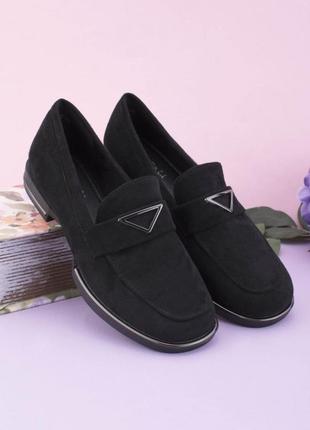Жіночі чорні туфлі з еко замші на низькому ходу лофери