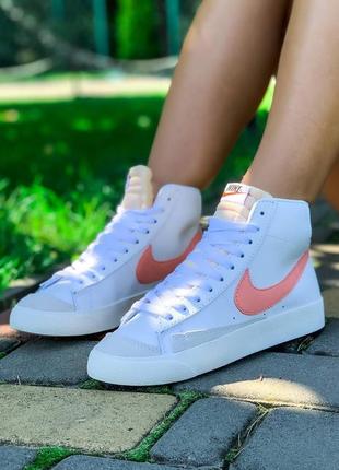 Високі шкіряні жіночі кросівки nike. колір білий з кораловим.5 фото