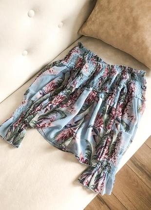 Голуба шифонова блузка в квіти