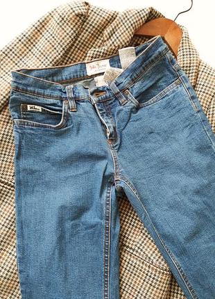Прямые джинсы классический синий деним без потертостей