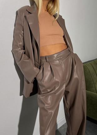Кожаный брючный костюм с пиджаком жакетом и широкими штанами палаццо