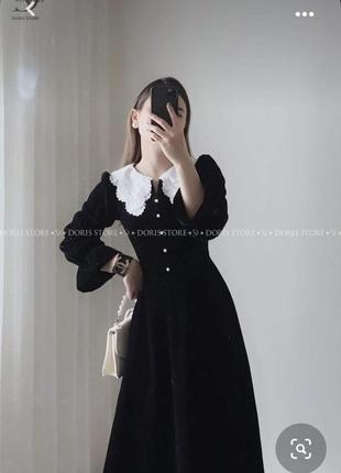 Элегантное чёрное платье с белым воротником